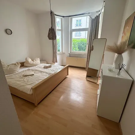 Familienfreundliche Mit Parkplatz Und Balkon